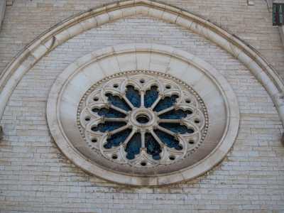 Alzando ancora di pi� lo sguardo ammiriamo l�ampio e raffinato rosone inscritto in un�arcata ogivale sormontata dal timpano che chiude in alto il prospetto del tempio